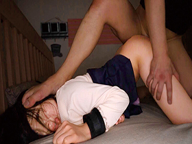 元バイト先の同僚ストーカーに狙われる美人女子大生中出し鬼畜レ○プ　由良かな　サンプル画像04